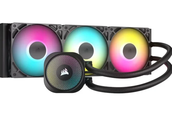 Corsair AIO-vannkjøler med tre RGB-vifter og pumpehodet med Corsair-logo