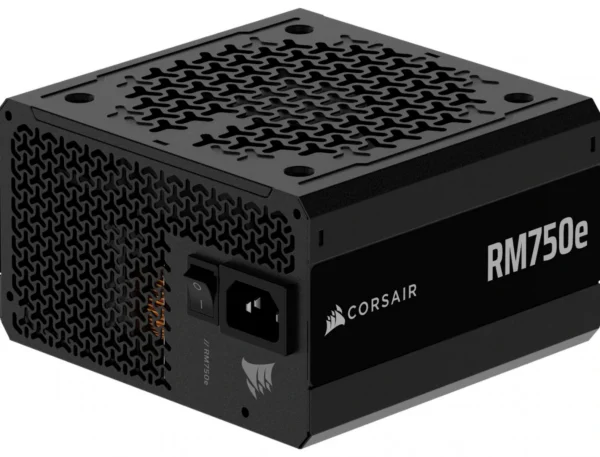 Corsair RM750e strømforsyning i svart med gjennombrutt ventilasjonsgitter