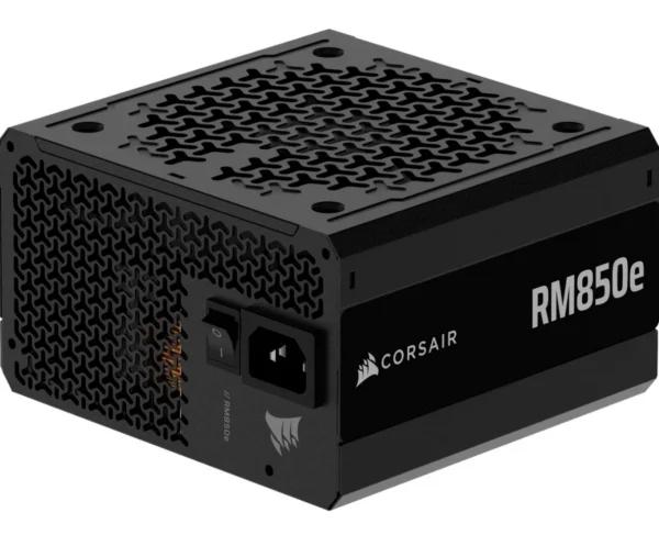 Corsair RM850e strømforsyning i svart med perforert metallkasse og IEC-inntak