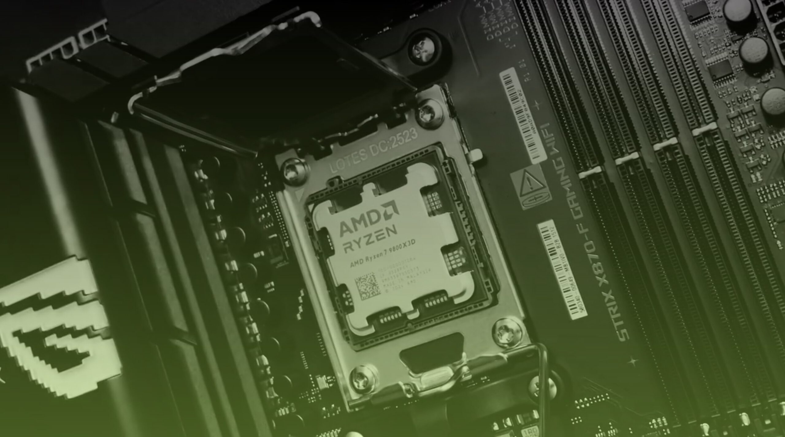 AMD Ryzen 7 9800X3D-prosessor montert i en ASUS ROG Strix X870-F Gaming WiFi hovedkort